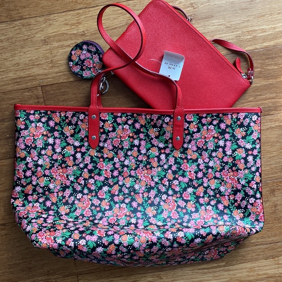 NWT! Coach Reversible Floral tote w/bonus pouch 5 set- - Picture 3 of 12